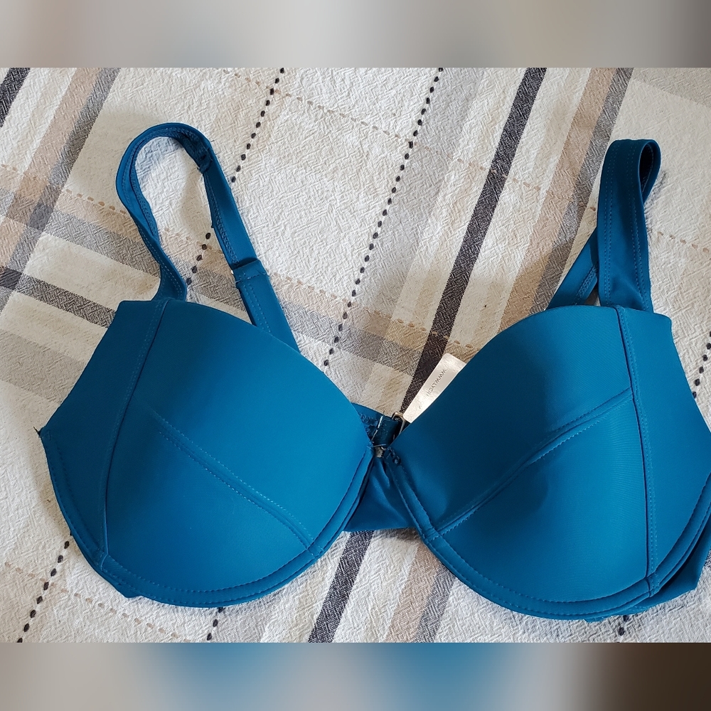LYCRA TURQUOISE SWIM SUIT TOP WITH UNDER WIRE AND ADJUSTABLE STRAPS.